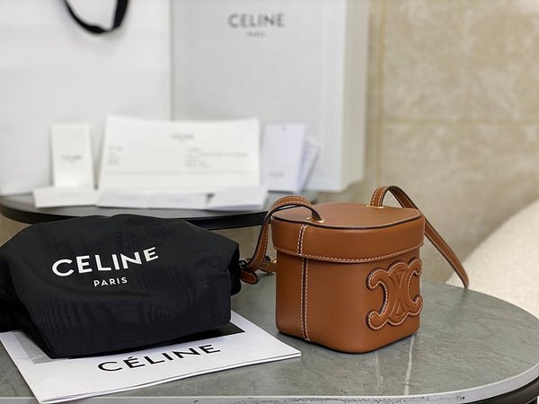 셀린느 트리오페 퀴르 스몰 박스백 부드러운 카프스킨 탠 [매장가 190만원대]