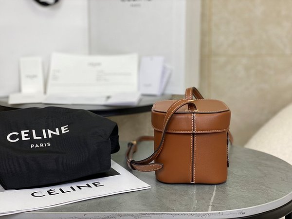 셀린느 트리오페 퀴르 스몰 박스백 부드러운 카프스킨 탠 [매장가 190만원대]