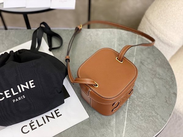 셀린느 트리오페 퀴르 스몰 박스백 부드러운 카프스킨 탠 [매장가 190만원대]