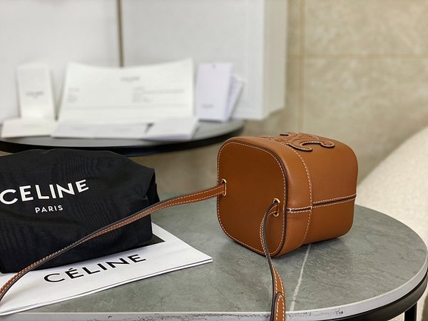 셀린느 트리오페 퀴르 스몰 박스백 부드러운 카프스킨 탠 [매장가 190만원대]
