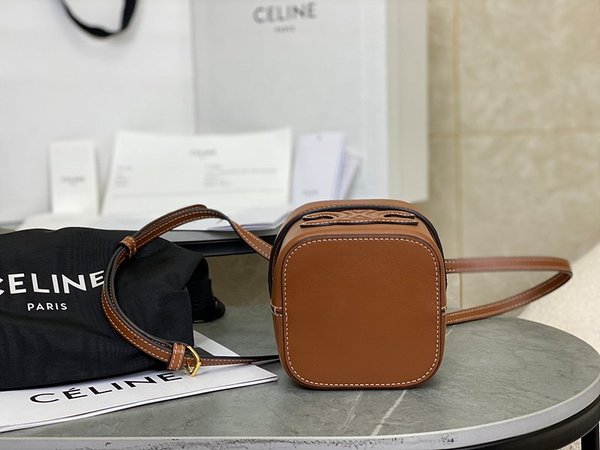 셀린느 트리오페 퀴르 스몰 박스백 부드러운 카프스킨 탠 [매장가 190만원대]