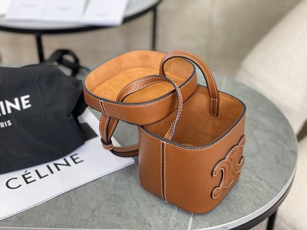 셀린느 트리오페 퀴르 스몰 박스백 부드러운 카프스킨 탠 [매장가 190만원대]