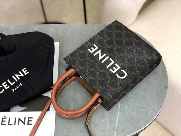 셀린느 미니 버티컬 카바스백 트리옹프 캔버스 & 카프스킨 탠 [매장가 200만원대]