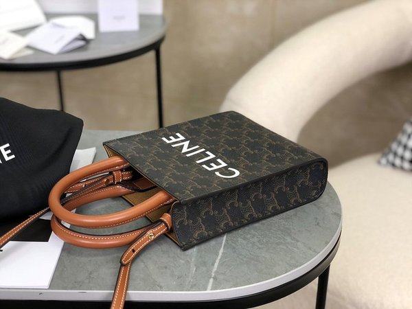 셀린느 미니 버티컬 카바스백 트리옹프 캔버스 & 카프스킨 탠 [매장가 200만원대]