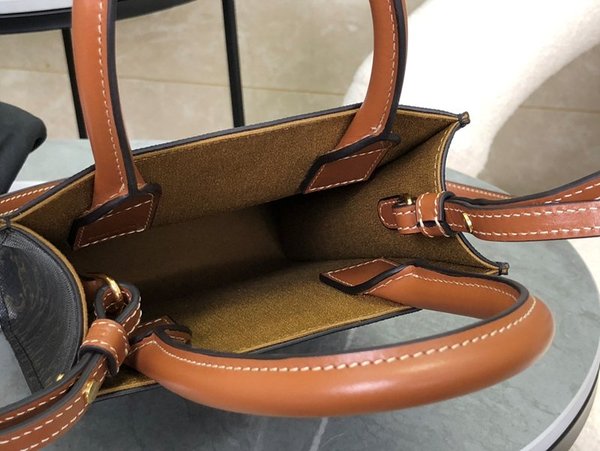 셀린느 미니 버티컬 카바스백 트리옹프 캔버스 & 카프스킨 탠 [매장가 200만원대]