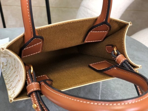 셀린느 미니 버티컬 카바스백 트리옹프 캔버스 & 카프스킨 화이트 [매장가 200만원대]