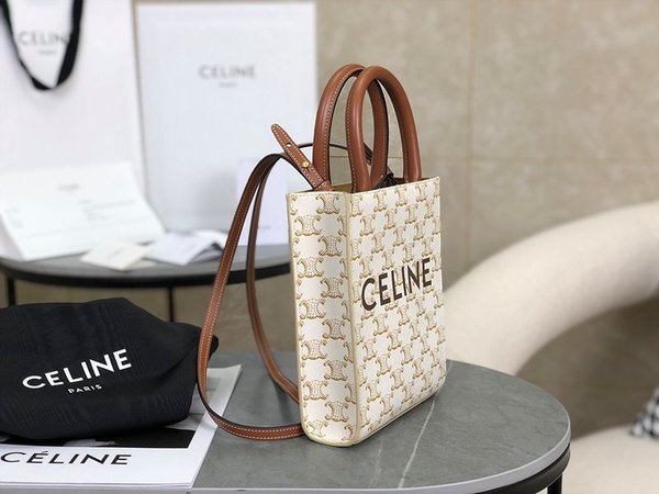 셀린느 미니 버티컬 카바스백 트리옹프 캔버스 & 카프스킨 화이트 [매장가 200만원대]