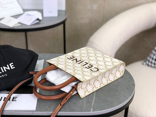 셀린느 미니 버티컬 카바스백 트리옹프 캔버스 & 카프스킨 화이트 [매장가 200만원대]