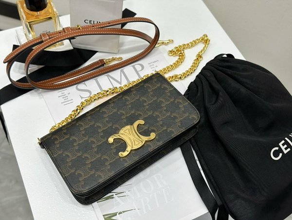 셀린느 멀티포세트 트리옹프 캔버스 & 카프스킨 탠 [매장가 285만원대]