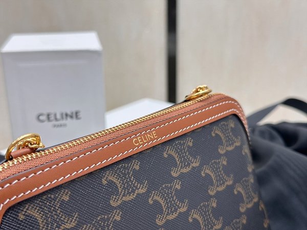 셀린느 체인 클러치 트리옹프 캔버스 & 램스킨 탠  [매장가 140만원대]