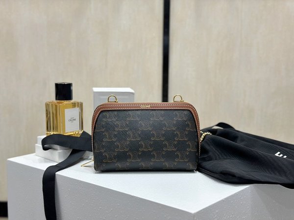 셀린느 체인 클러치 트리옹프 캔버스 & 램스킨 탠  [매장가 140만원대]