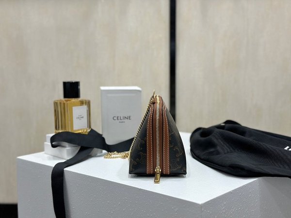 셀린느 체인 클러치 트리옹프 캔버스 & 램스킨 탠  [매장가 140만원대]