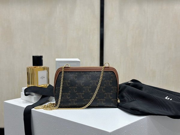 셀린느 체인 클러치 트리옹프 캔버스 & 램스킨 탠  [매장가 140만원대]