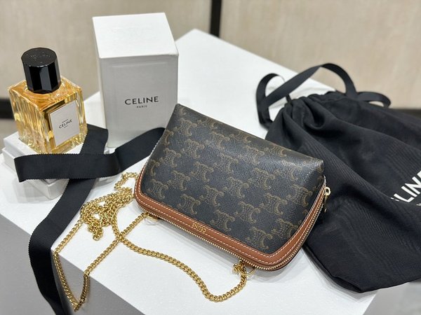 셀린느 체인 클러치 트리옹프 캔버스 & 램스킨 탠  [매장가 140만원대]