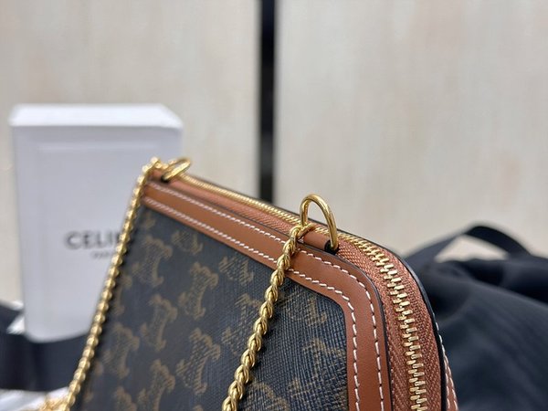 셀린느 체인 클러치 트리옹프 캔버스 & 램스킨 탠  [매장가 140만원대]