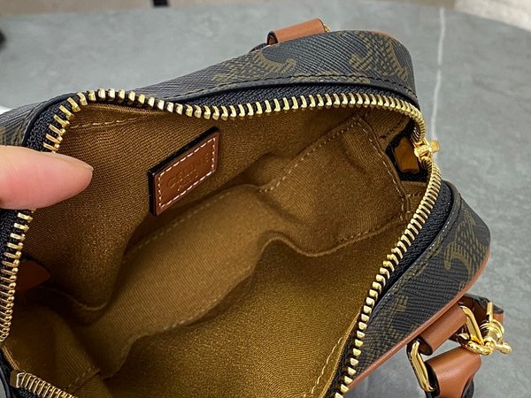 셀린느 미디엄 트리오페 하트백 트리옹프 캔버스 & 카프스킨 탠 [매장가 250만원대]