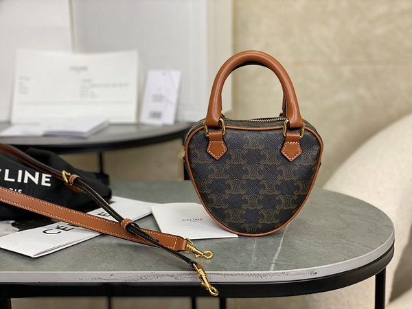 셀린느 미디엄 트리오페 하트백 트리옹프 캔버스 & 카프스킨 탠 [매장가 250만원대]