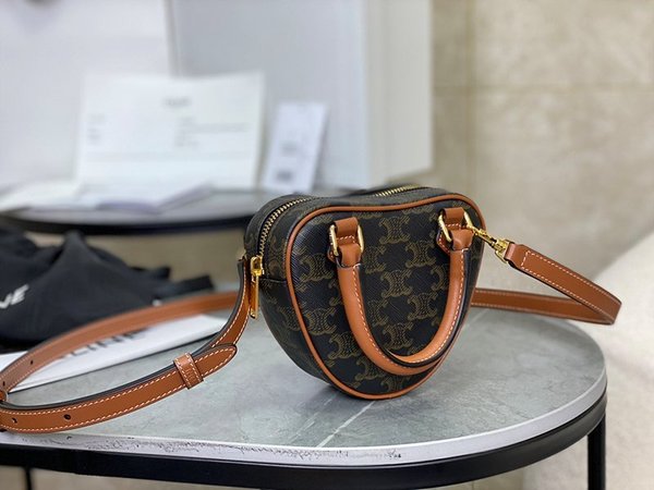 셀린느 미디엄 트리오페 하트백 트리옹프 캔버스 & 카프스킨 탠 [매장가 250만원대]