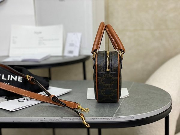 셀린느 미디엄 트리오페 하트백 트리옹프 캔버스 & 카프스킨 탠 [매장가 250만원대]