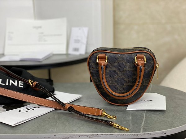 셀린느 미디엄 트리오페 하트백 트리옹프 캔버스 & 카프스킨 탠 [매장가 250만원대]