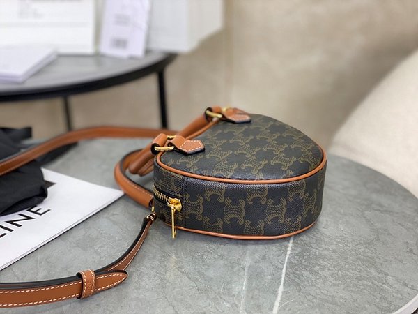 셀린느 미디엄 트리오페 하트백 트리옹프 캔버스 & 카프스킨 탠 [매장가 250만원대]