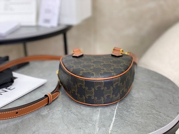 셀린느 미디엄 트리오페 하트백 트리옹프 캔버스 & 카프스킨 탠 [매장가 250만원대]