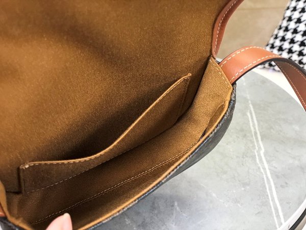 셀린느 베사체 미니 트리옹프 캔버스 & 카프스킨 탠 [매장가 200만원대]