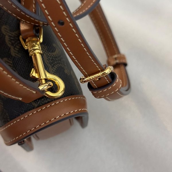 셀린느 미니 클레아 베사체 트리옹프 캔버스 & 카프스킨 탠 [매장가 365만원대]