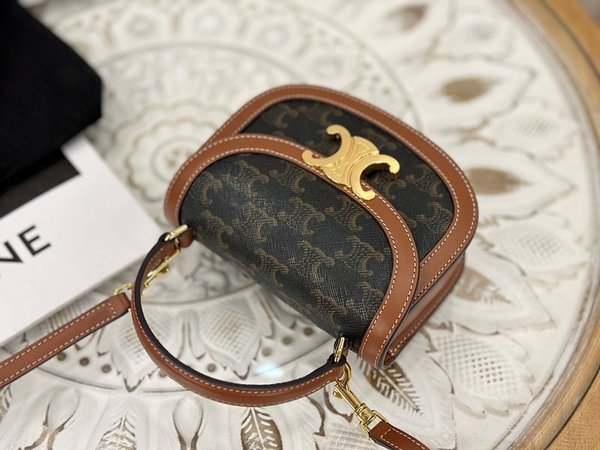 셀린느 미니 클레아 베사체 트리옹프 캔버스 & 카프스킨 탠 [매장가 365만원대]