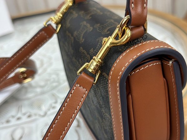 셀린느 미니 클레아 베사체 트리옹프 캔버스 & 카프스킨 탠 [매장가 365만원대]