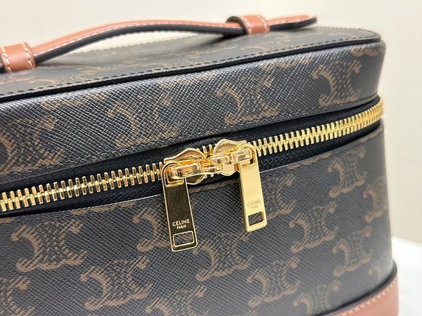 셀린느 사틴 배니티백 트리옹프 캔버스 & 카프스킨 탠 [매장가 300만원대]