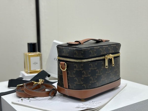 셀린느 사틴 배니티백 트리옹프 캔버스 & 카프스킨 탠 [매장가 300만원대]