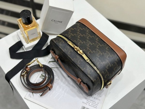 셀린느 사틴 배니티백 트리옹프 캔버스 & 카프스킨 탠 [매장가 300만원대]