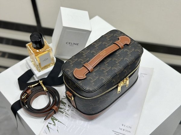 셀린느 사틴 배니티백 트리옹프 캔버스 & 카프스킨 탠 [매장가 300만원대]