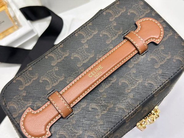 셀린느 사틴 배니티백 트리옹프 캔버스 & 카프스킨 탠 [매장가 300만원대]