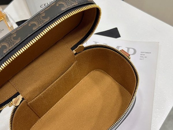 셀린느 사틴 배니티백 트리옹프 캔버스 & 카프스킨 탠 [매장가 300만원대]