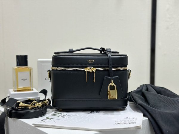 셀린느 사틴 카프스킨 배니티백 블랙 [매장가 300만원대]