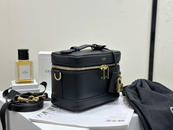 셀린느 사틴 카프스킨 배니티백 블랙 [매장가 300만원대]