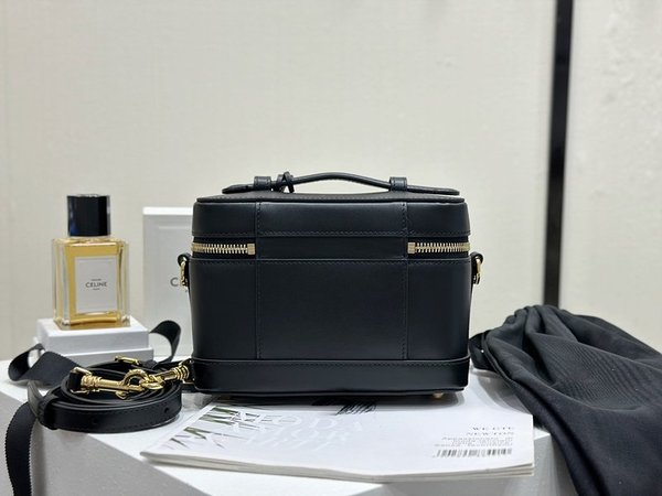 셀린느 사틴 카프스킨 배니티백 블랙 [매장가 300만원대]