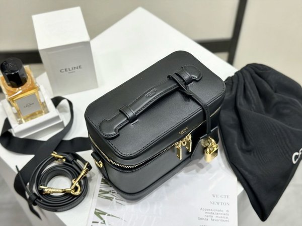 셀린느 사틴 카프스킨 배니티백 블랙 [매장가 300만원대]