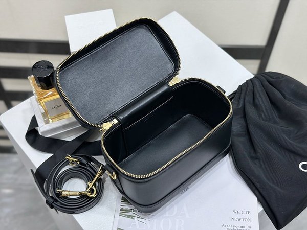 셀린느 사틴 카프스킨 배니티백 블랙 [매장가 300만원대]