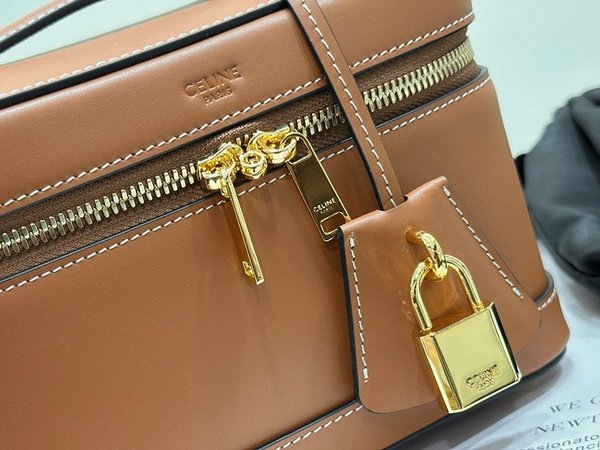 셀린느 사틴 카프스킨 배니티백 탠 [매장가 300만원대]