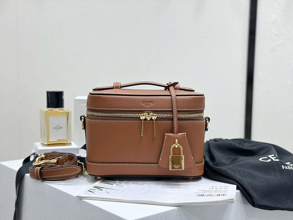 셀린느 사틴 카프스킨 배니티백 탠 [매장가 300만원대]