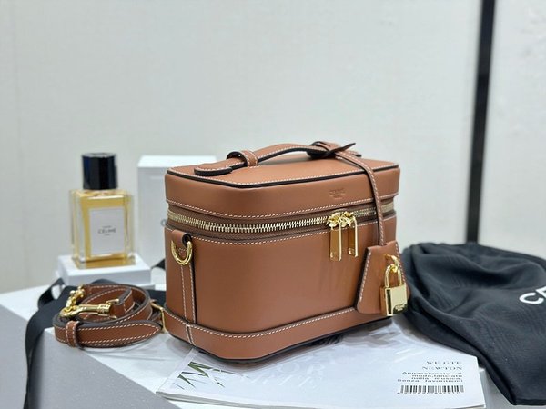 셀린느 사틴 카프스킨 배니티백 탠 [매장가 300만원대]