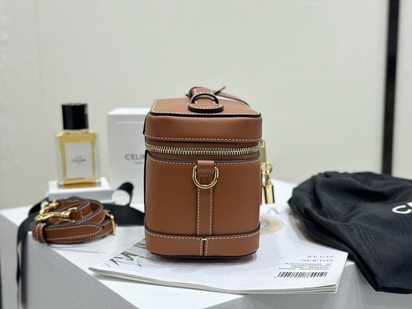 셀린느 사틴 카프스킨 배니티백 탠 [매장가 300만원대]