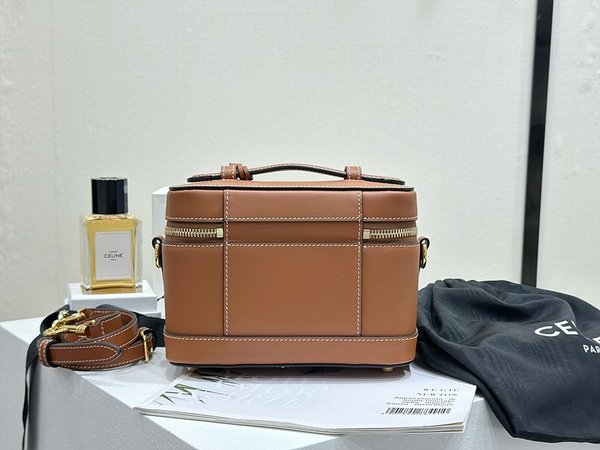 셀린느 사틴 카프스킨 배니티백 탠 [매장가 300만원대]