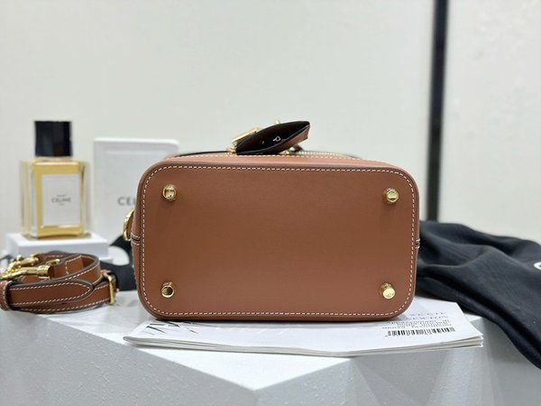 셀린느 사틴 카프스킨 배니티백 탠 [매장가 300만원대]