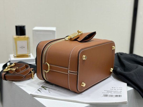 셀린느 사틴 카프스킨 배니티백 탠 [매장가 300만원대]