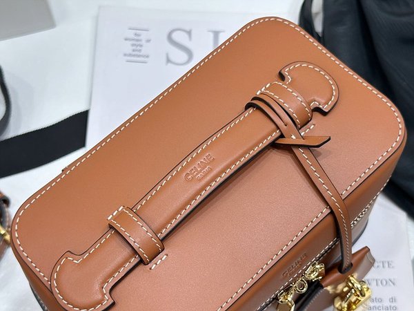 셀린느 사틴 카프스킨 배니티백 탠 [매장가 300만원대]