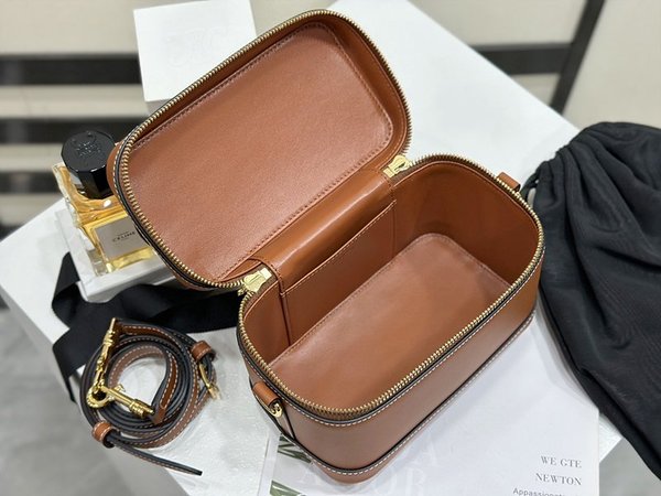 셀린느 사틴 카프스킨 배니티백 탠 [매장가 300만원대]